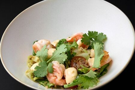 Салат с креветками, томатами и авокадо