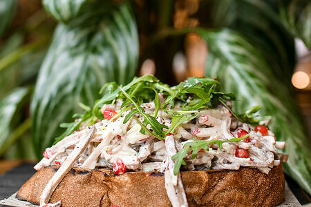 Брускетта с говяжьим языком