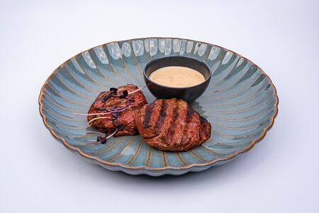 Медальоны с соусом из зеленого перца