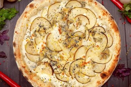 Пицца с грушей и голубым сыром 