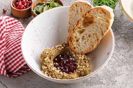 Куриный паштет с вишневым джемом