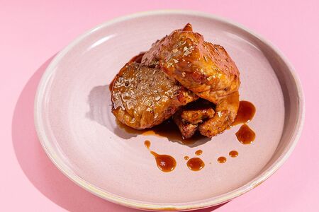 Медальоны из свинины в соусе терияки