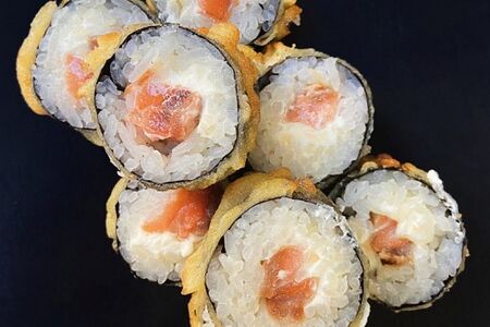 Теплый ролл с лососем