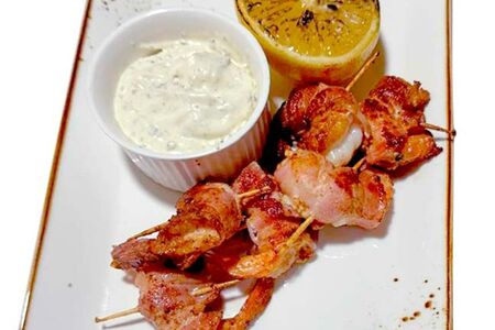 Жареные креветки в беконе