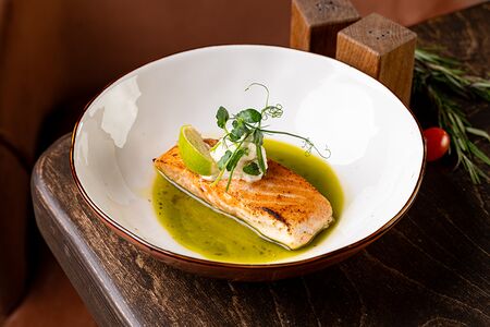 Опаленный лосось с имбирным кремом