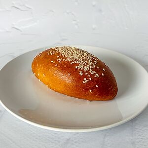 Пирожок с капустой и яйцом