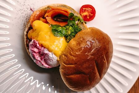 Булочка бриошь с форелью и яйцом пашот с сырным соусом