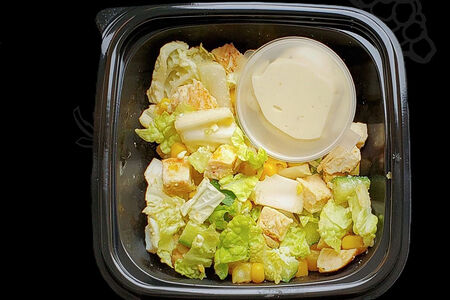 Салат с куриным филе, кукурузой и майонезом