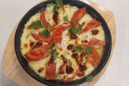 Сулугуни с помидорами