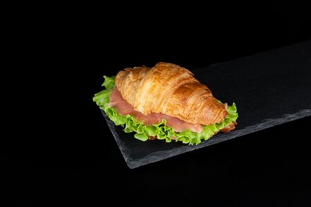 Круассан с красной рыбой и сливочным сыром