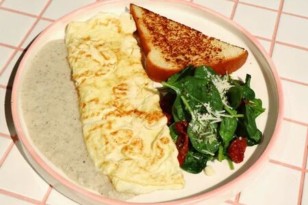 Завтрак с омлетом и грибным муссом