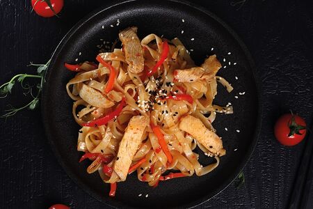 Удон с курицей в соусе сладкий чили