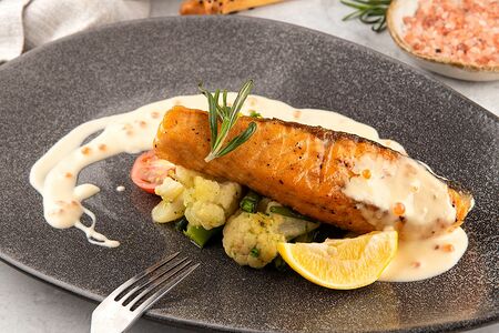 Сёмга с икорным соусом и овощами