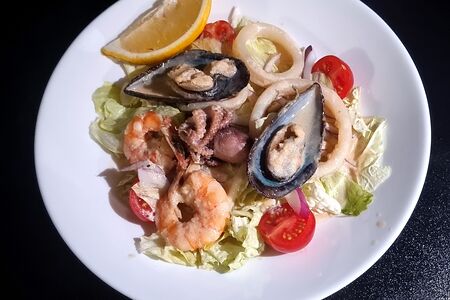 Салат с морепродуктами и соусом том кха