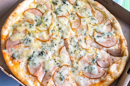 Пицца с грушей и сыром дорблю