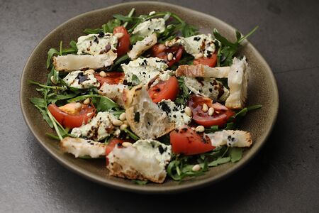 Руккола с томатами и мягким сыром