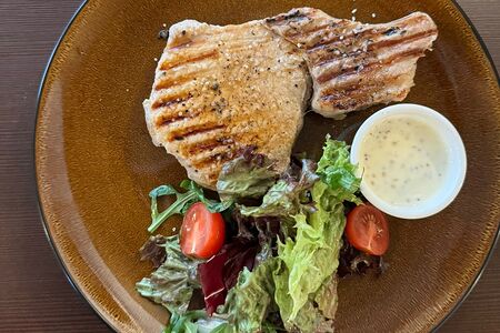 Свиная отбивная с миксом салатов