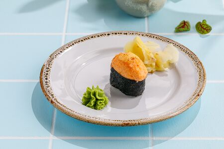 Запеченные суши с крабом