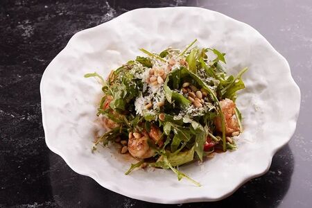 Салат с перечной руколой и креветками