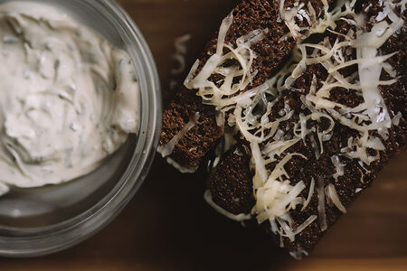 Чесночные гренки с соусом