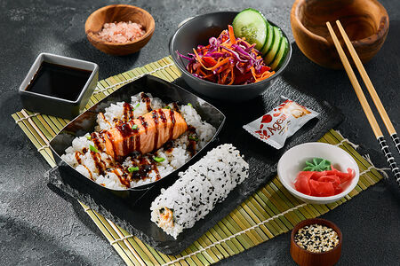 Обед по-японски с лососем