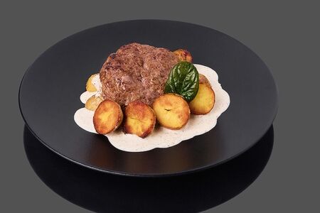 Бифштекс с грибным соусом и молодым картофелем