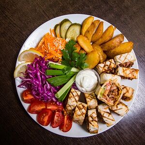 Фирменная шаверма на тарелке Шахерезада