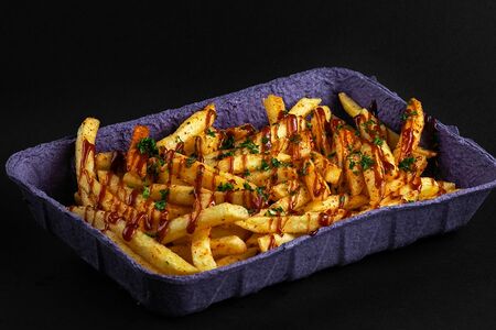 Картофель фри с зеленью и соусом BBQ