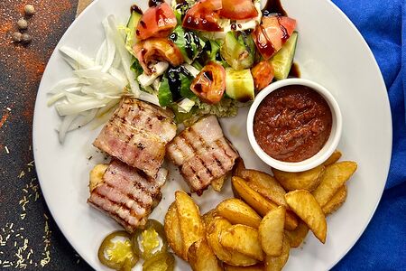 Шашлык из курицы в беконе гриль