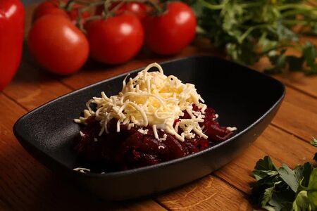 Салат из свеклы с сыром и чесноком