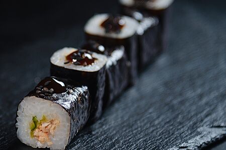 Ролл Унаги-хосомаки