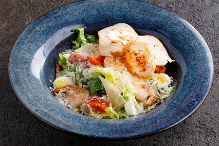 Салат Цезарь с креветками