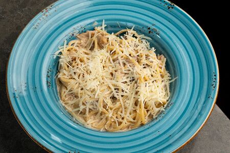 Спагетти с говядиной и вешенками