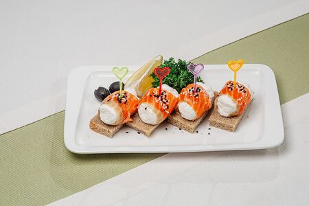 Рулетики из семги с сыром филадельфия