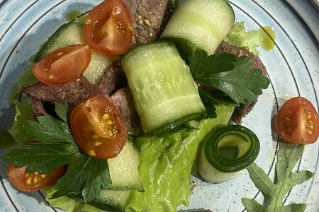 Ростбиф на хлебе с яйцом