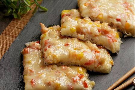 Японская пицца с лососем