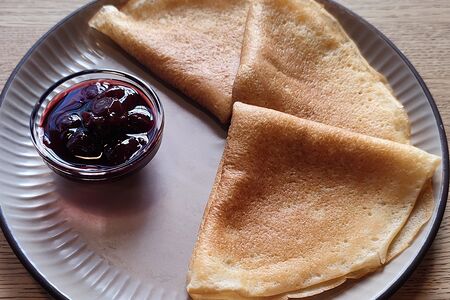 Блины с вишнёвым вареньем