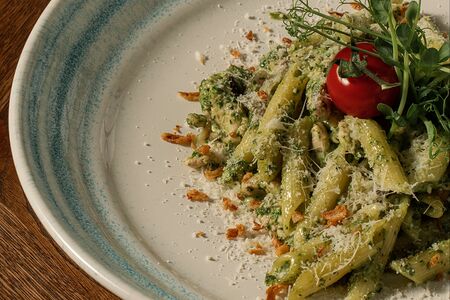 Паста с курицей и грибами в сливочно-шпинатном соусе