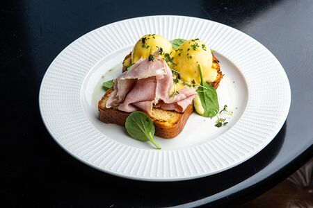 Яйцо Бенедикт с тамбовским окороком