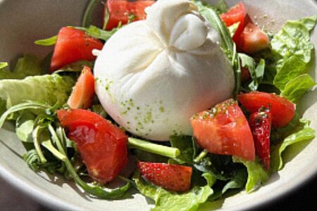 Салат с сыром буррата