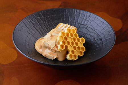 Миндальный медовик