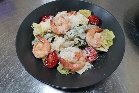 Салат Цезарь с креветками