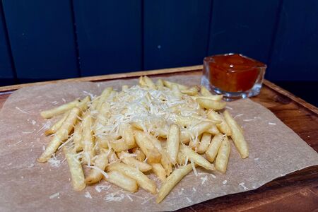 Картофель фри с сыром пармезан