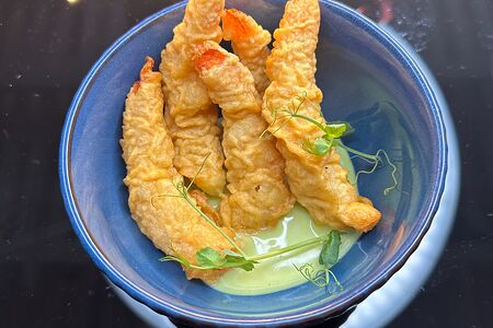 Креветки в кляре с соусом васаби 