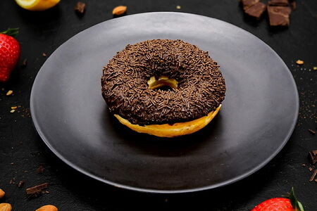 Пончик шоколадный