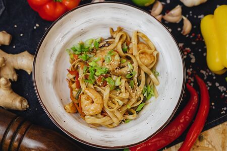 Wok с креветками