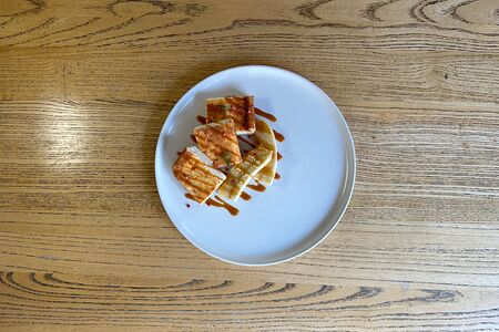 Творожная запеканка с домашней карамелью и дольками банана