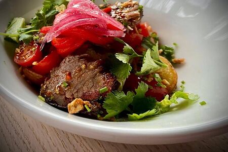 Тёплый салат с картофелем и брискетом