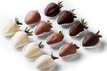 Набор Клубника в темном, молочном и белом шоколаде