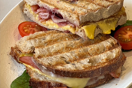 Гриль-чиз с беконом и вишневым соусом